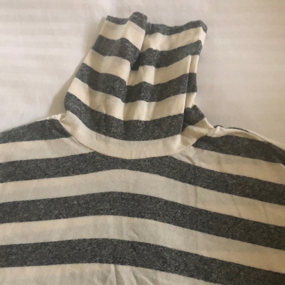 JCrew Gray and Cream Turtleneck Size Small